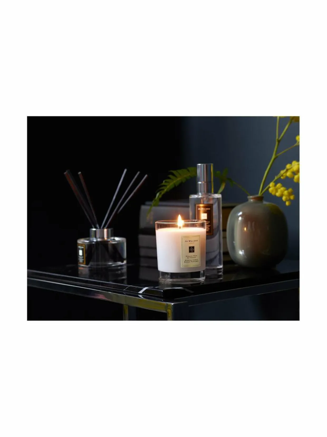 English Pear & Freesia -tuoksukynttilä 200 g