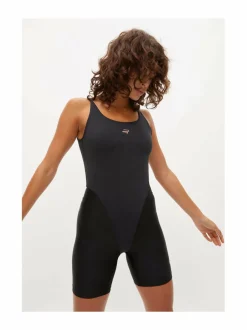 Flattering String -body