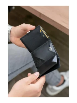 Nahkalompakko, Black