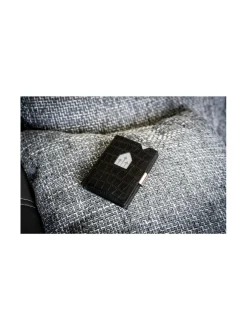 Nahkalompakko, Caiman Black