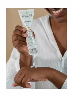 Radiance Scrub -kasvokuorinta