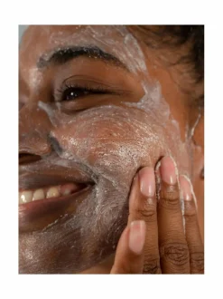 Radiance Scrub -kasvokuorinta