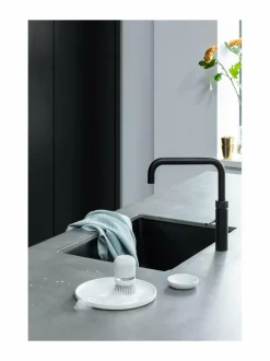 Saippuaa annosteleva tiskiharja