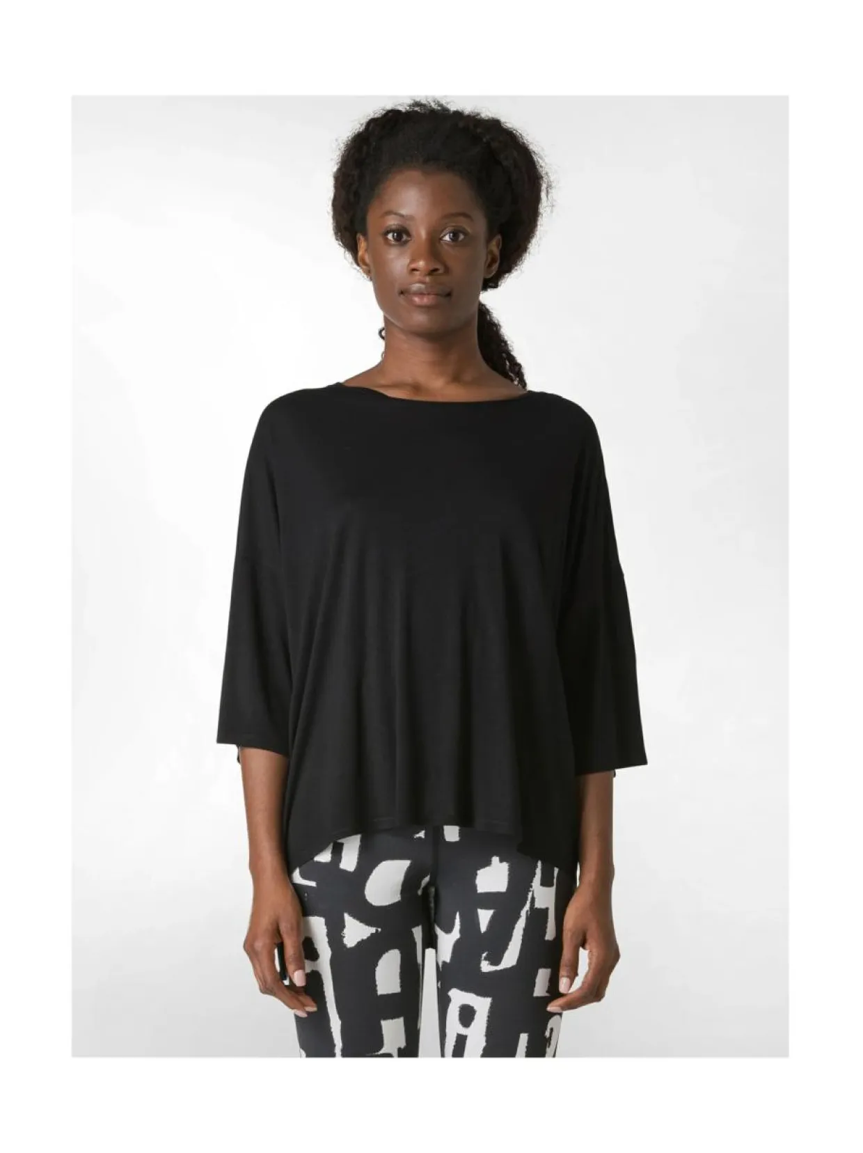 Väljä viskoosipaita, musta