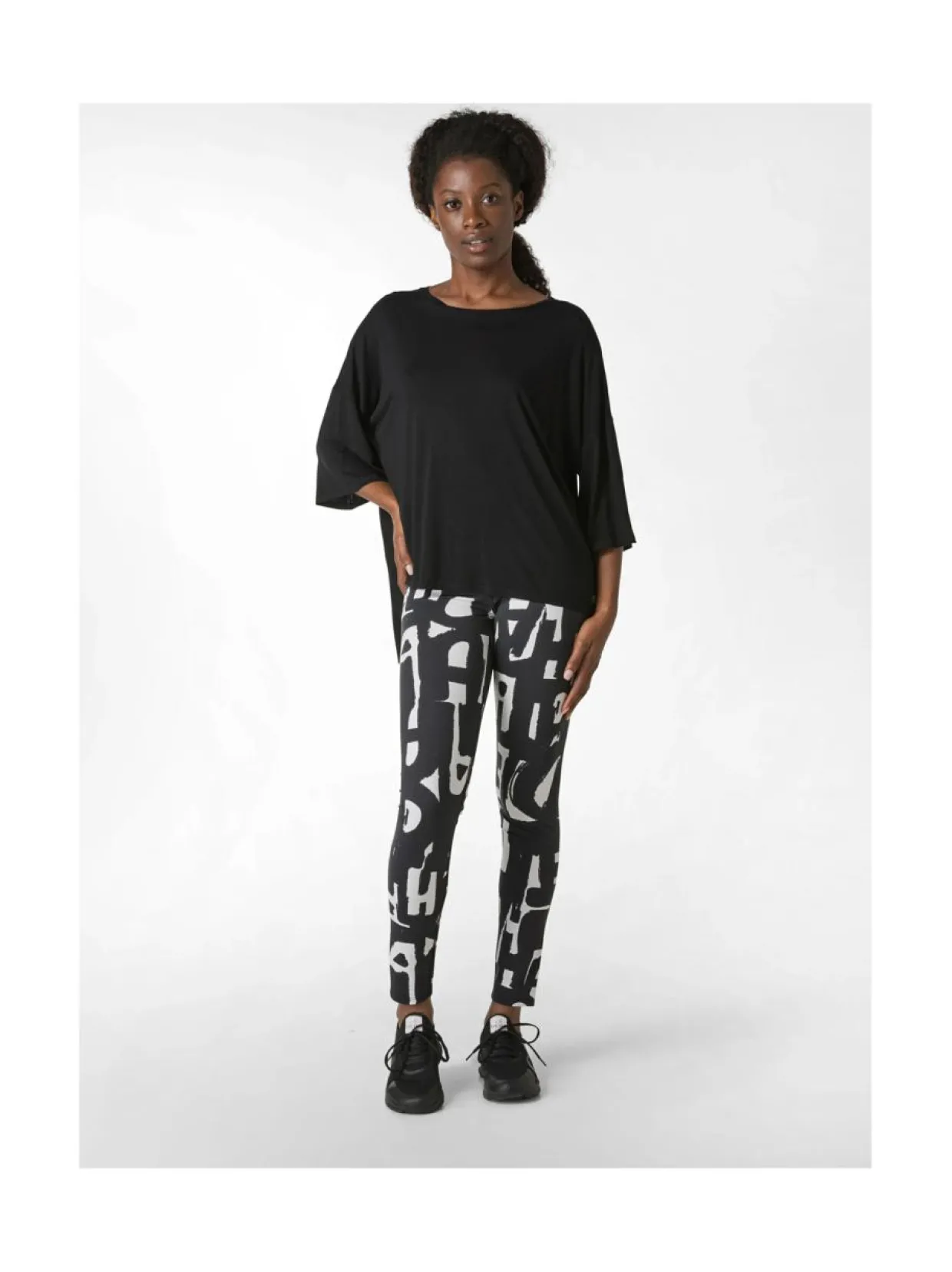 Väljä viskoosipaita, musta